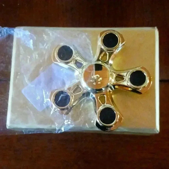 Unique gold metal fidget spinner..NWT.. - Picture 1 of 3